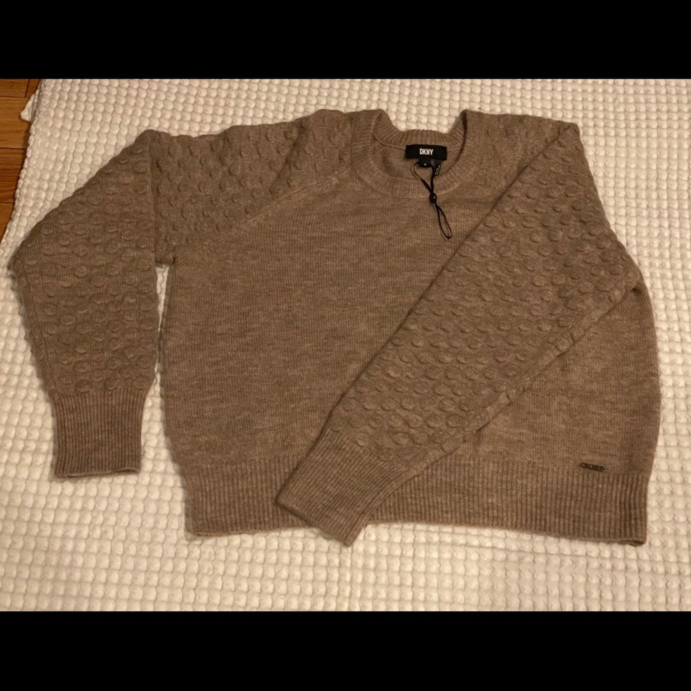 Brand new w/tags soft comfy cute sweater for woman fromDKNY. Stunning 🤩